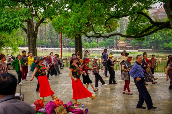 Dancers at Cuihu Park