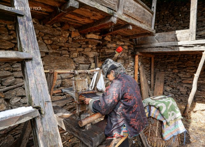 Manaslu Trek - Nepalese weaver Manaslu Trek - Nepalese weaver