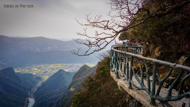 Path around Tianmen Mountain Path around Tianmen Mountain